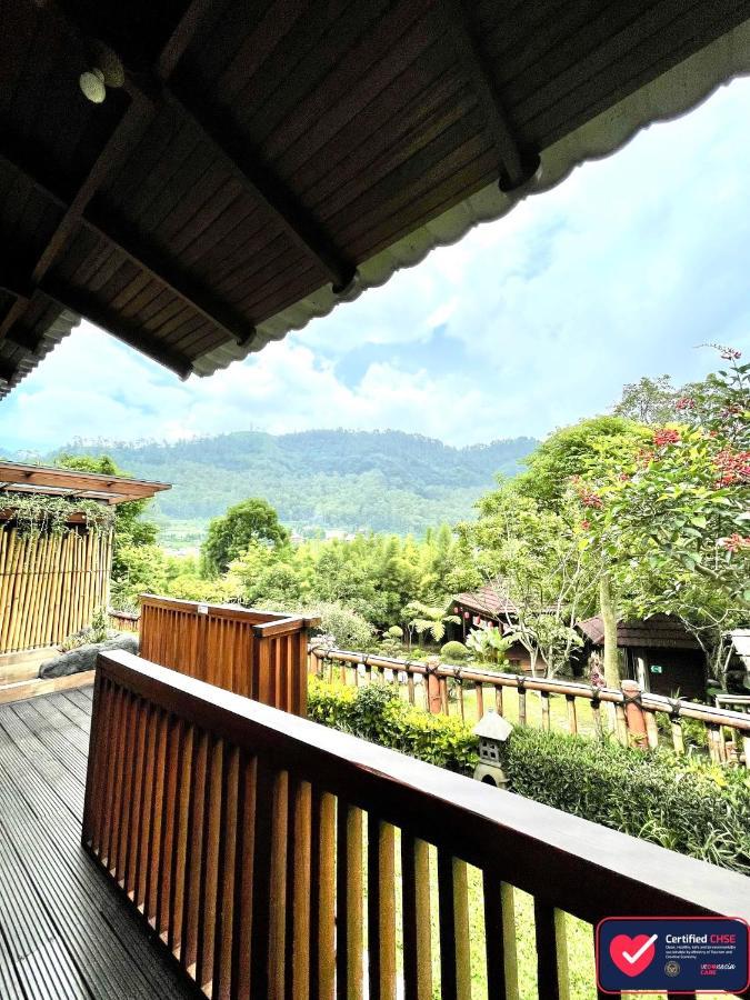 The Onsen Hot Spring Resort Batu  Extérieur photo
